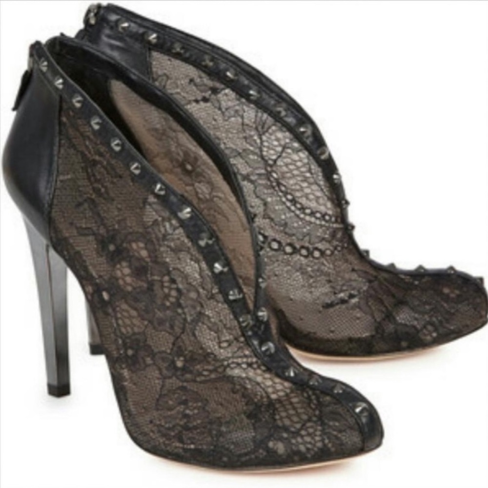 BCBGMaxAzria Gorgeous Lace stiletto booties Excellent Condition